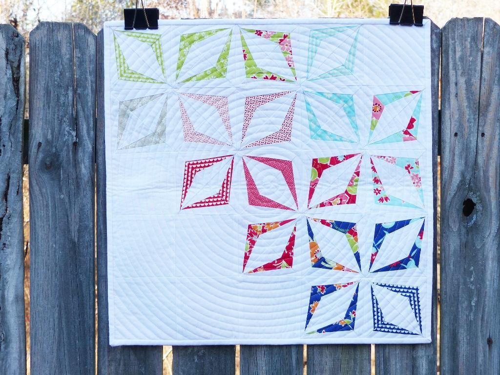 Such an amazing line up of free mini quilt patterns. The list of photos make it easy to find the perfect one. 