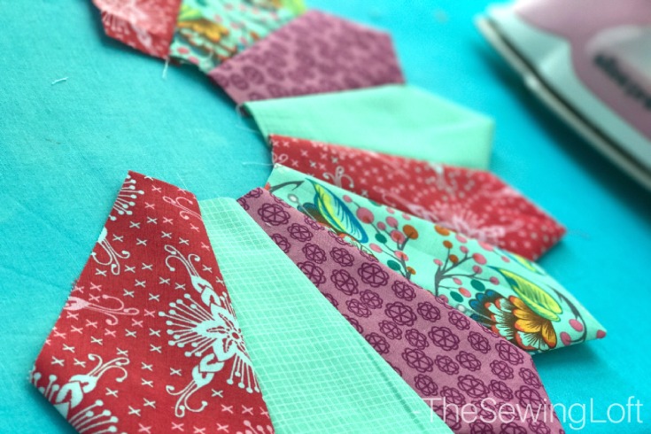 Create prefect dresden points ever time with this easy how to video & turnstile mini quilt pattern from Quiltologie. 