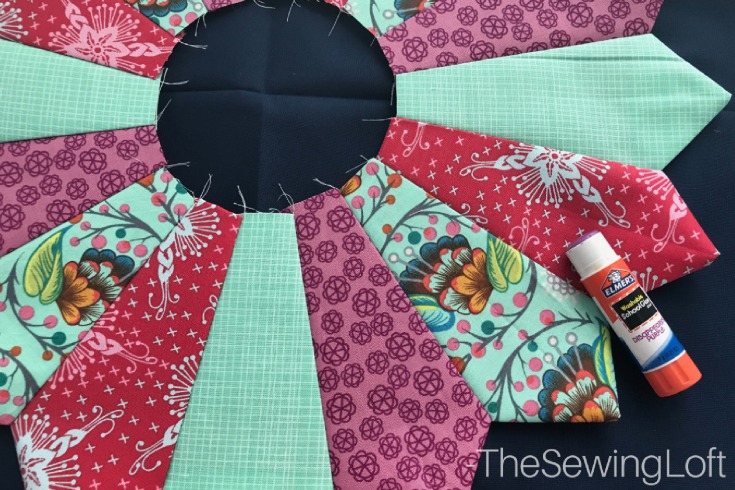 Create prefect dresden points ever time with this easy how to video & turnstile mini quilt pattern from Quiltologie. 