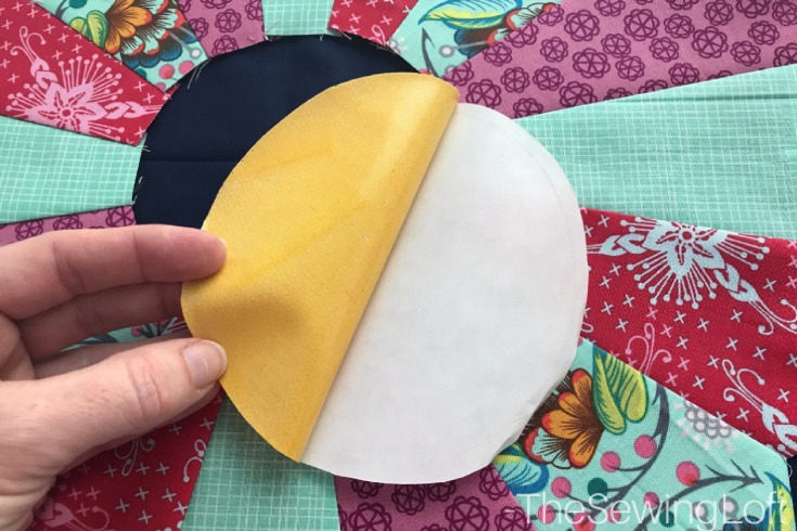 Create prefect dresden points ever time with this easy how to video & turnstile mini quilt pattern from Quiltologie. 