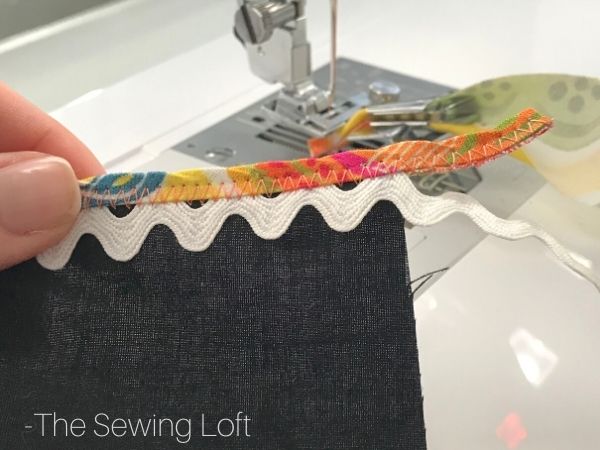 Add decorative binding details to your garments with ease by using the bias binder foot. A sewing accessory must have tool! Learn to sew with this free video class.